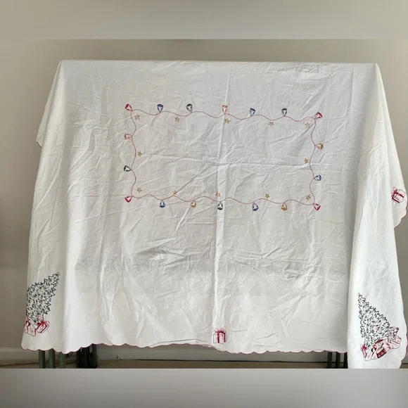 Vintage Embroidered Christmas Tablecloth with Matching Napkins. - Picture 4 of 11